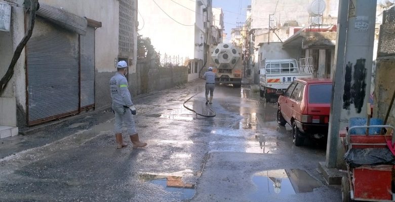 Ekipler, su basan evlerde yağmur suyu tahliye çalışması yaptı