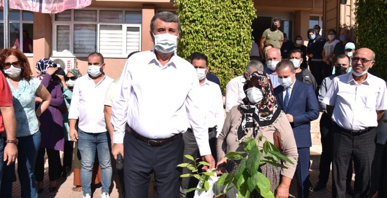 Anamur Belediye Başkanı Hidayet Kılınç, kadın çiftçilere avokado fidanı dağıttı