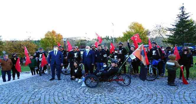 547 kilometre pedal çevirip Anıtkabir’e ulaştılar