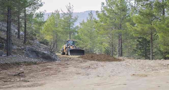 Aydıncık ve Gülnar’da grup yolları yapılıyor