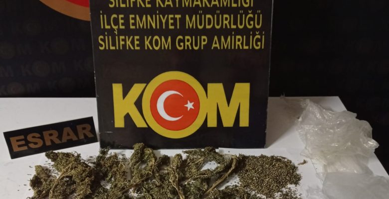Uyuşturucu maddeyi atıp kaçmaya çalıştılar