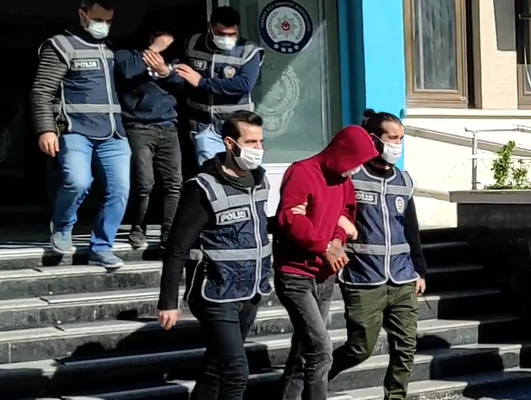 OYUNCAK SİLAH VE SATIR İLE ZİNCİR MARKETİ GASP EDEN İKİ ŞAHIS YAKALANDI