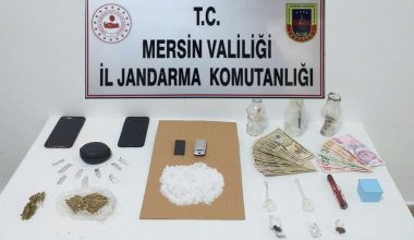 UYUŞTURUCU SATICILARI JANDARMAYA YAKALANDI”