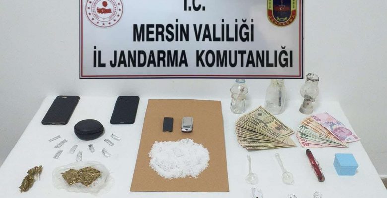 UYUŞTURUCU SATICILARI JANDARMAYA YAKALANDI”