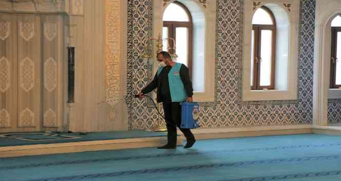 Toroslar Belediyesi, ibadethanelerde temizlik yaptı