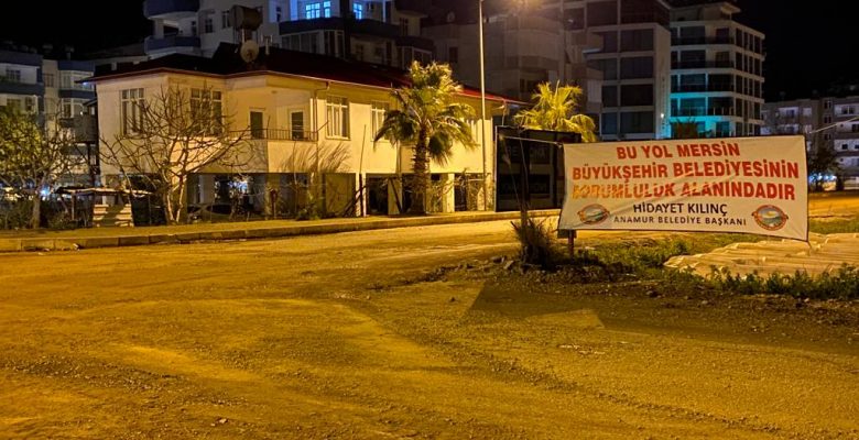 Başkan Kılınç’tan Pankartlı Hatırlatma: “Bu Yol Mersin Büyükşehir Belediyesi’nin Sorumluluk Alanındadır.”