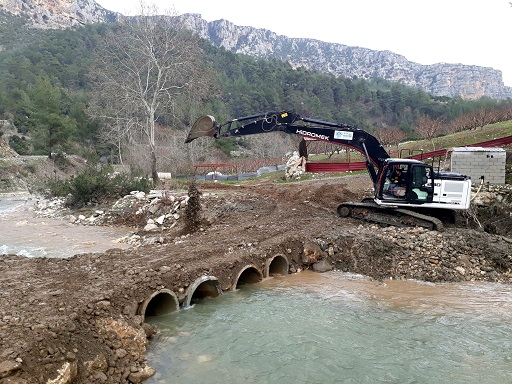 Akdeniz Belediyesi Fen İşleri Ekipleri Aralıksız Çalışıyor