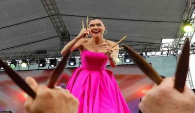 Şevval Sam, şarkılarını Mersinliler için seslendirdi