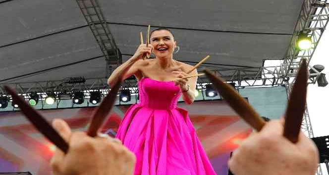 Şevval Sam, şarkılarını Mersinliler için seslendirdi