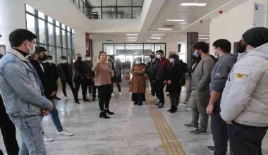 Mimarlık Fakültesi öğrencileri, derslerini Mezitli Belediyesinin hizmet binasında yaptı