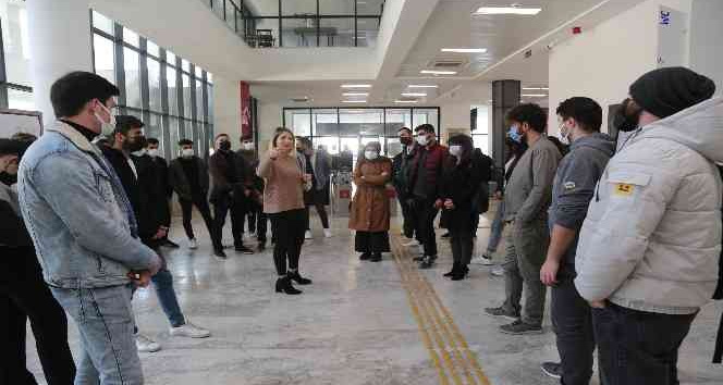 Mimarlık Fakültesi öğrencileri, derslerini Mezitli Belediyesinin hizmet binasında yaptı