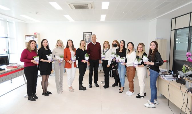 Başkan Tarhan’dan kadınlara çiçek ve izin jesti