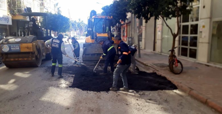 Akdeniz’de yol, asfalt ve kaldırım yenileme çalışmaları sürüyor
