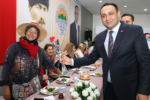 BAŞKAN YILMAZ, 8 MART’TA KADINLARLA BULUŞTU