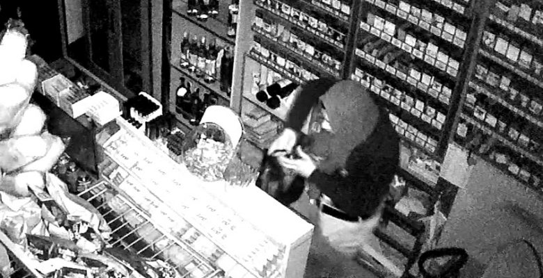 SİLİFKE POLİSİ 25 SUÇ KAYDI OLAN HIRSIZI YAKALADI