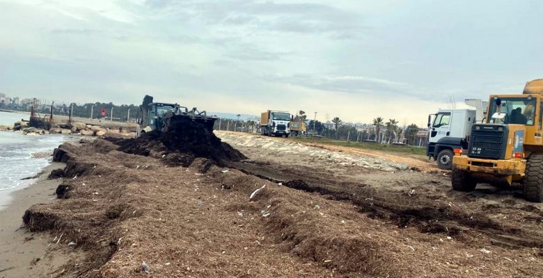 Mersin Millet Bahçesi Sahiline Vuran Atıklar Toplandı