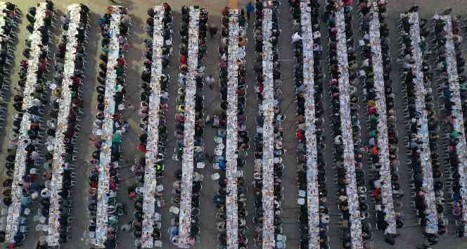 Erdemli’de 8 bin kişi dualarla orucunu açtı