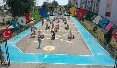 Çocuklar hayallerindeki 23 Nisan’ı tuvallere yansıttı