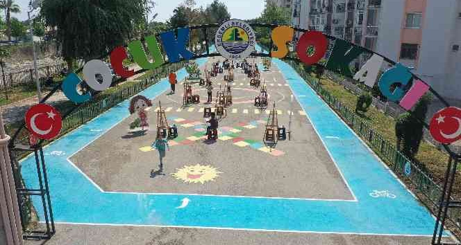 Çocuklar hayallerindeki 23 Nisan’ı tuvallere yansıttı