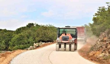 Silifke ilçesindeki üretim merkezlerinde asfalt çalışması yapıldı.