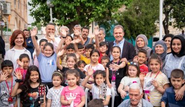 “BİZ HERKESİ KUCAKLIYORUZ, MERSİN’İ SEVİYORUZ”