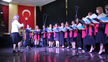 AKDENİZ’İN KADINLAR KOROSU SANAT SEVERLERDEN TAM NOT ALDI