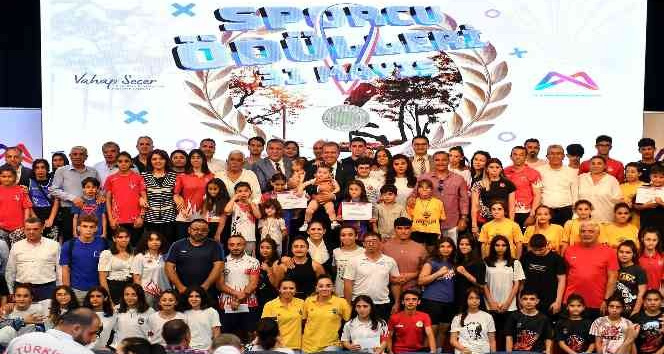 Başarılı sporcu ve antrenörler ödüllendirildi