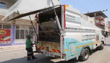 TOROSLAR’DA ÇÖP KONTEYNERLERİ DEZENFEKTE EDİLİYOR