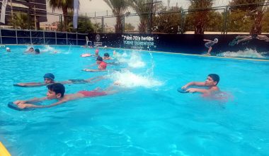 AKDENİZ’DE ÜCRETSİZ YÜZME KURSLARI BAŞLIYOR