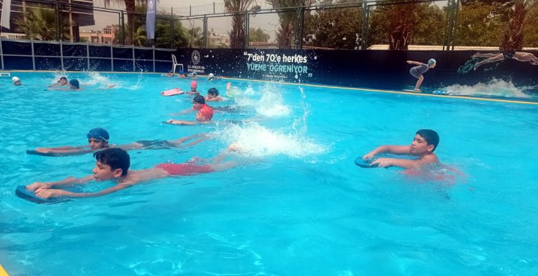 AKDENİZ’DE ÜCRETSİZ YÜZME KURSLARI BAŞLIYOR
