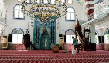 Akdeniz’de İbadethanelerde İlaçlama Ve Yıkama Çalışmaları Sürüyor