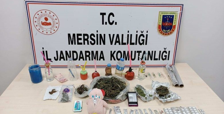 UYUŞTURUCU SATICILARI JANDARMADAN KAÇAMADI