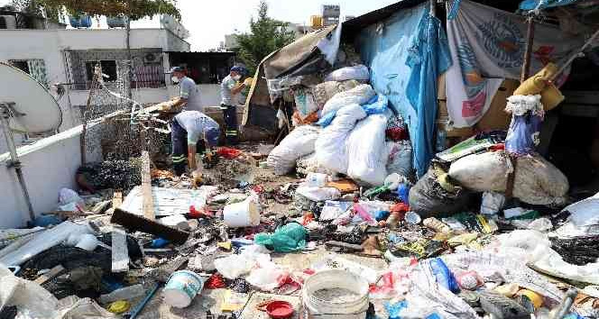 3 kamyon çöp çıktı