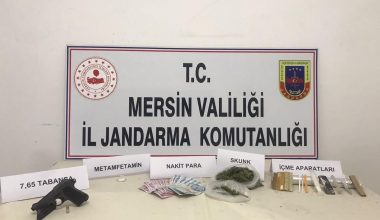 UYUŞTURUCU SATICILARI JANDARMADAN KAÇAMADI