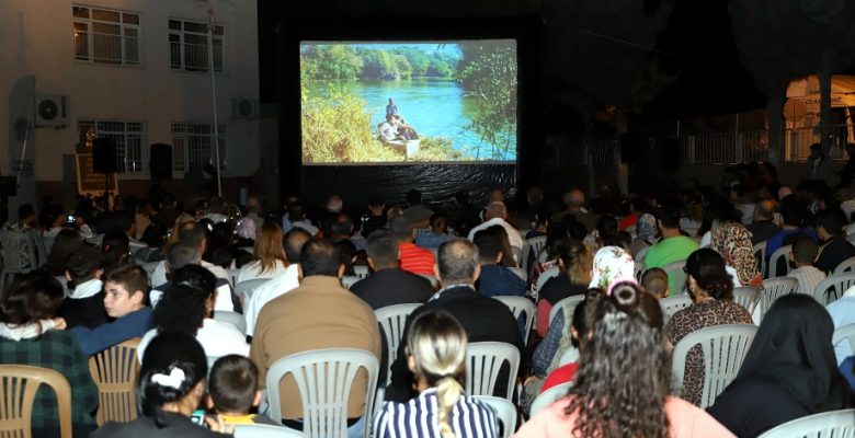 Adanalıoğlu Sakinlerinin Açık Havada Film Keyfi