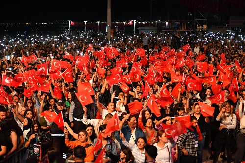 PATRON VE EDİS’LE UNUTULMAZ BİR BAYRAM GECESİ YAŞANDI