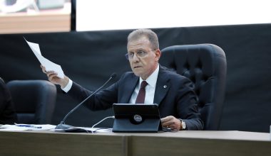 Seçer: “Toplumun geleceğini düşünürsek devlet adamı aklıyla karar veririz”