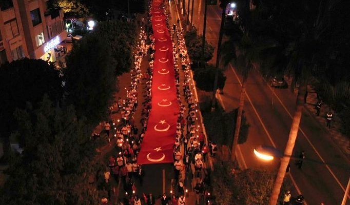 99 METRE UZUNLUĞUNDAKİ TÜRK BAYRAĞI EŞLİĞİNDE FENER ALAYI
