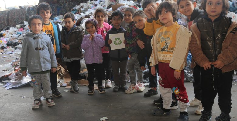 ÇOCUKLAR, GERİ DÖNÜŞÜMÜ YERİNDE ÖĞRENDİ