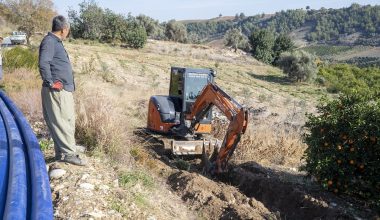 BÜYÜKŞEHİR BELEDİYESİ’NİN SULAMA BORUSU DESTEĞİ DEVAM EDİYOR