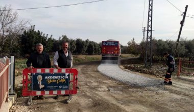 AKDENİZ’DE ASFALT SERİMİ VE KALDIRIM YENİLEME ÇALIŞMALARI SÜRÜYOR
