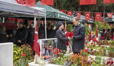 Şehit mezarlarına karanfiller bırakıldı