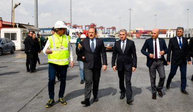 Mersin’e gelen 39 gemi ile gönderilen 242 yardım tırı bölgeye ulaştırıldı