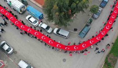 Kadınlar, şehitler için Erdemli Cumhuriyet Meydanı’nda toplandı.