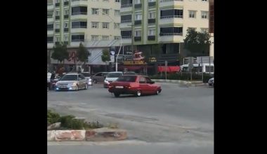 TRAFİKTE DRİFT YAPAN ARAÇ POLİSİNDEN KAÇAMADI
