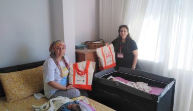 YENİ DOĞAN BEBEKLERİN İLK HEDİYESİ TOROSLAR BELEDİYESİNDEN