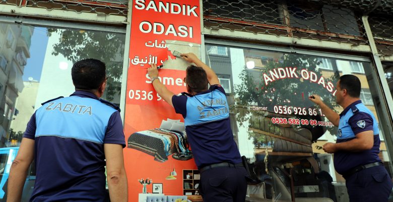 AKDENİZ’DE ARAPÇA YAZILI TABELALAR KALDIRILIYOR