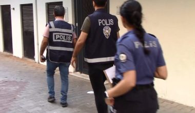 MERSİN POLİSİ, ARANAN ŞAHISLARI KISKIVRAK YAKALADI