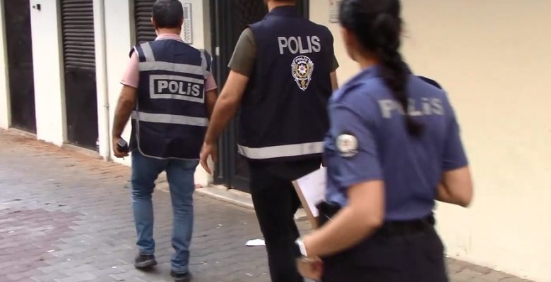 MERSİN POLİSİ, ARANAN ŞAHISLARI KISKIVRAK YAKALADI