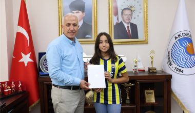 BAŞKAN GÜLTAK, AKDENİZ’İN LGS BİRİNCİSİNİ AĞIRLADI